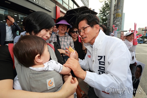 중랑구 주민들에게 지지 부탁하는 김문수 후보 김문수 자유한국당 서울시장 후보가 4일 오후 서울 중랑구 망우동 우림시장 부근에서 시민들을 만나며 지지를 부탁하고 있다.