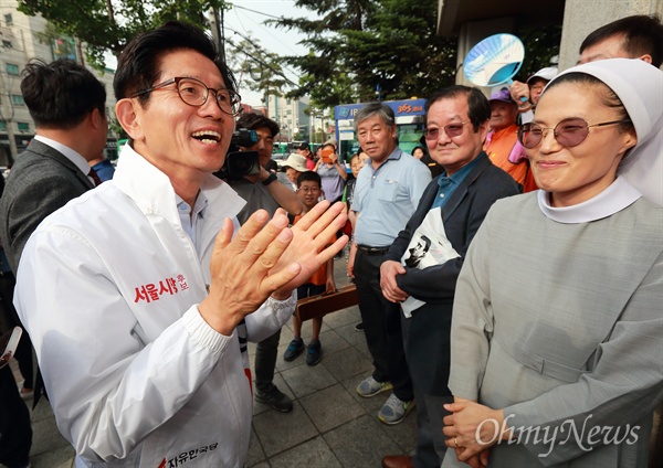 김문수 자유한국당 서울시장 후보가 4일 오후 서울 중랑구 망우동 우림시장 부근에서 시민들을 만나며 지지를 부탁하고 있다.