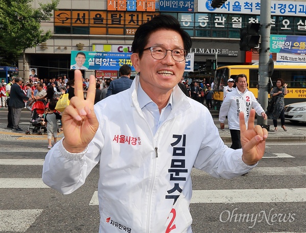 김문수 후보 '바쁘다 바뻐' 김문수 자유한국당 서울시장 후보가 4일 오후 서울 중랑구 망우동 우림시장 부근에서 시민들에게 지지를 부탁하는 유세를 하기 위해 뛰어가고 있다.