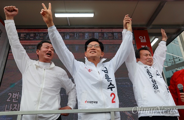 중랑구민들에게 지지 호소하는 김문수 후보 김문수 자유한국당 서울시장 후보가 4일 오후 서울 중랑구 망우동 우림시장 부근에서 시민들에게 지지를 부탁하는 유세를 하고 있다.