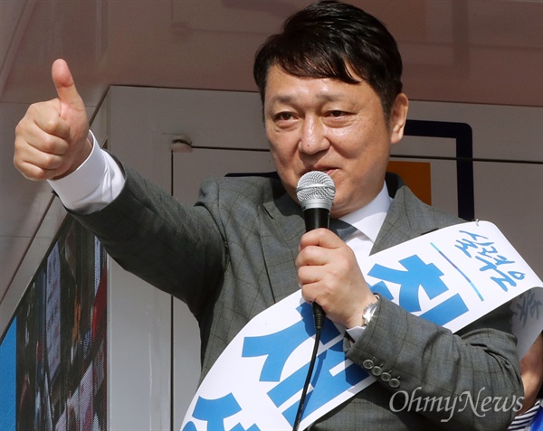 서울 송파을 국회의원 재보궐 선거에 출마한 더불어민주당 최재성 후보가 공식 선거운동 개시일인 31일 가락시장역 인근에서 출근하는 시민들을 향해 지지를 호소하고 있다. 
