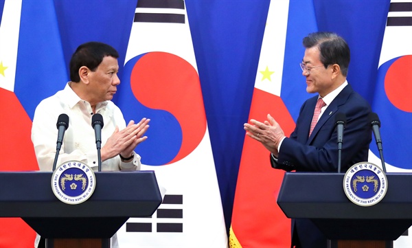 문재인 대통령과 로드리고 두테르테 필리핀 대통령이 4일 오후 청와대에서 열린 한·필리핀 정상 공동언론발표를 마친 뒤 서로 박수치고 있다. 