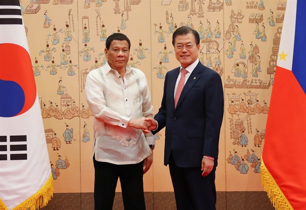문재인 대통령과 한국을 공식 방문한 로드리고 두테르테 필리핀 대통령이 4일 오후 청와대에서 열린 정상회담에 앞서 악수하고 있다.