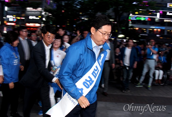  더불어민주당 김경수 경남지사 후보는 6월 4일 저녁 창원 상남동 분수광장에서 유세를 벌이면서 시민들과 함께 했다.