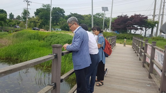 민성기 대표와 신은미 간사, 홍성군청 한은석 팀장이 역재 방죽을 둘러 보고 있다. 