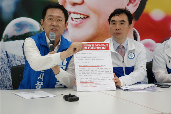 더불어민주당 인천시당은 5일, 선대위 회의를 열고 투표율 제고를 위한 방안 등을 논의했다. 사진은 박남춘 인천시장 후보가 경인전철 지하에 대해 설명하는 모습.
