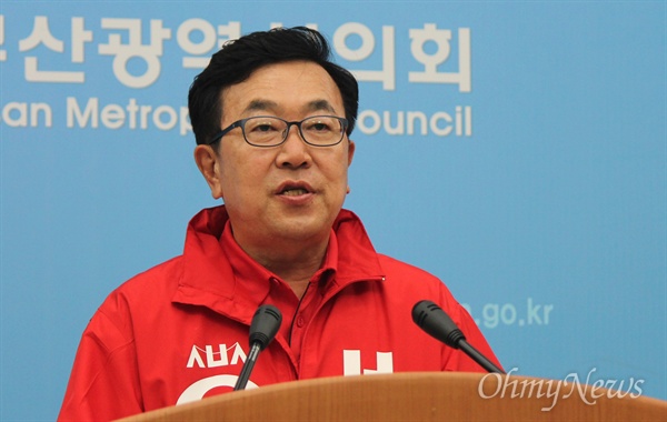 서병수 자유한국당 부산시장 후보가 5일 부산시의회 브리핑룸에서 연 기자회견에서 발언하고 있다. 