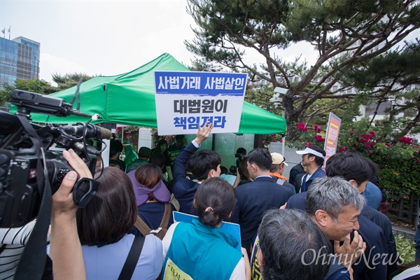  '대법원 사법농단 규탄 법률가'들이 5일 오전 서울 서초구 대법원 동문 앞에서 피해자들의 구제책 마련과 진상규명을 위한 기자회견을 마치고 천막농성에 돌입하고 있다.