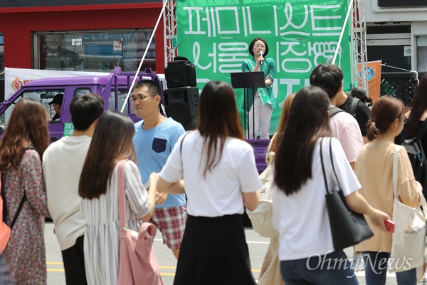 신지예 녹색당 서울시장 후보가 5일 오후 서울 성북구 안암역 앞에서 유권자들에게 지지를 호소하고 있다.