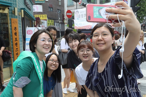 신지예 녹색당 서울시장 후보가 5일 오후 서울 성북구 안암역 앞 유세에서 유권자들의 사진 요청에 흔쾌히 응하고 있다.