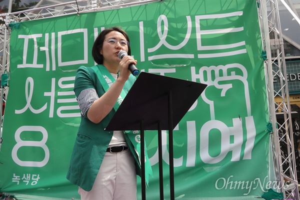 신지예 녹색당 서울시장 후보가 5일 오후 서울 성북구 안암역 앞에서 유권자들에게 지지를 호소하고 있다.