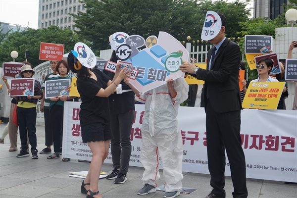 시민사회단체와 라돈침대 피해자들은 5일 서울 종로구 정부종합청사 앞에서 '대진침대 피해 해결과 생활방사능 대책마련 촉구 공동 기자회견'을 열어 정부의 조속한 피해 해결을 촉구했다.