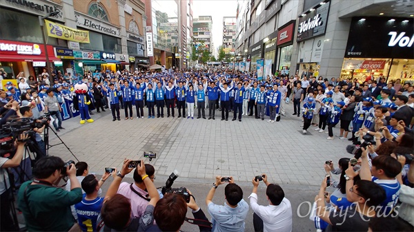 5일 저녁 더불어민주당 대전광역시당은 서구 탄방동 로데오타운 광장에서 '추미애 대표와 함께 하는 집중유세'를 펼쳤다.