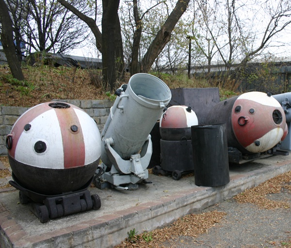 소련제 기뢰. 기뢰는 수중에 부설해 진동이나 수압 혹은 자기장이나 음향 등에 의해 폭발하며, 수상함이나 잠수함을 격침시키는데 주로 사용하였다(2009. 11. 블라디보스토크 무기 전시장에서 촬영). 
