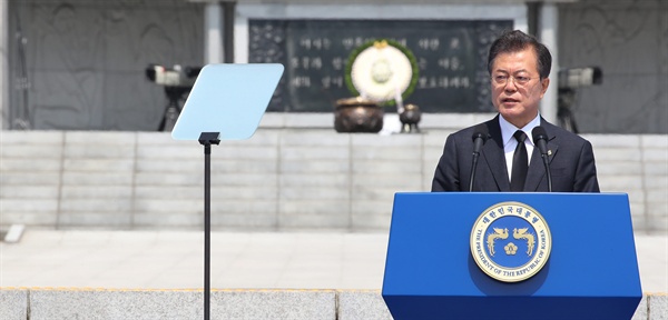 문재인 대통령이 6일 오전 대전 현충원에서 열린 제63회 현충일 추념식에서 추념사를 하고 있다. 