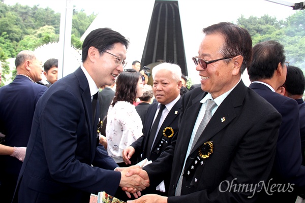 더불어민주당 김경수 경남지사 후보가 6월 6일 오전 창원 충혼탑에서 열린 '제63회 현충일 추념식'에 참석한 뒤 참석자들과 인사를 나누고 있다.
