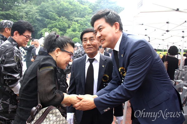 자유한국당 김태호 경남지사 후보가 6월 6일 오전 창원 충혼탑에서 열린 '제63회 현충일 추념식'에 참석한 뒤 참석자들과 인사를 나누고 있다.