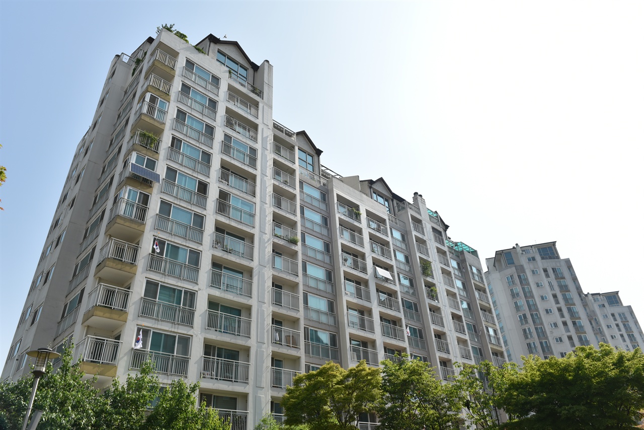 서울 은평구의 한 아파트. 현충일이지만 태극기는 '실종' 상태다