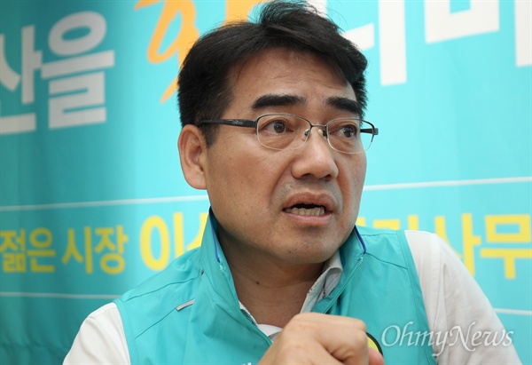 이성권 바른미래당 부산시장 후보가 6일 오후 선거캠프에서 열린 기자간담회에서 발언하고 있다. 