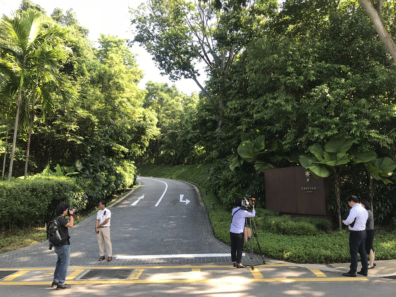  호텔 입구에서 출입을 통제하고 있다. 미리 예약이 되어 있지 않으면 들어 갈 수가 없다. 입구에 진을 친 취재진들이 보인다.