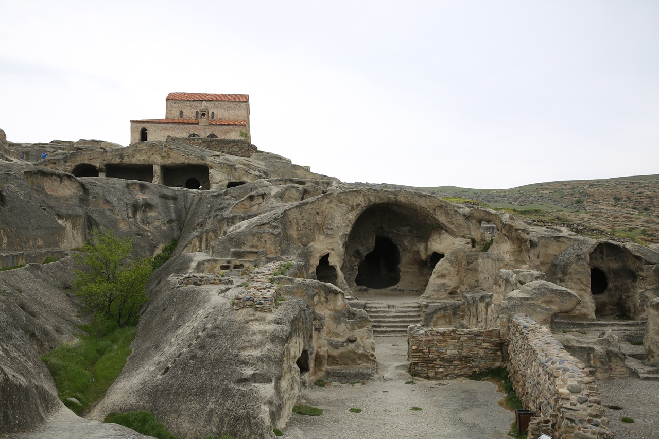 조지아 쿠라강변에 위치한 우플리시치헤 마을에 기원전 10세기에 형성된 고대 동굴도시