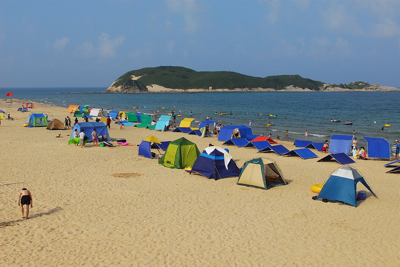 바닷가에 텐트를 치거나 지정된 캠핑장에서 캠핑을 할 수 있다. 눈 앞에 죽도라는 섬이 있어 다른 해변에 비해 물살도 잔잔한 편이다. 