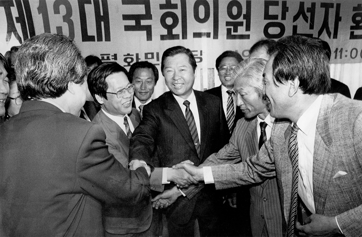 13대 총선 결과 제1야당이 된 평민당 당사에서 김대중이 축하인사를받고 있다.  