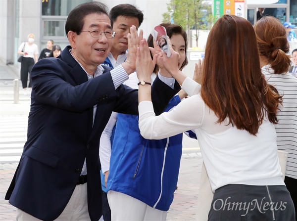 박원순 후보, 학생들과 하이파이브 박원순 더불어민주당 서울시장 후보가 7일 오전 서울 서대문구 이화여대 정문 앞에서 '잘 보고, 잘 찍고!' 사전투표 독려 캠페인을 하던 중 학생들과 하이파이브하고 있다.