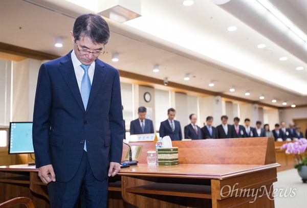  안철상 법원행정처장이 지난 6월 7일 오전 서울 서초구 대법원 회의실에서 전국법원장 간담회에 앞서 국민의례를 하고 있다.