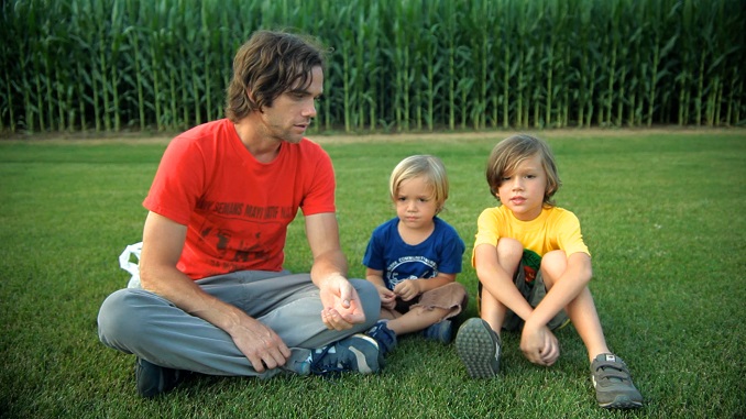  영화 <GMO-OMG >의 한 장면.  제레미 세이퍼트와 두 아이들