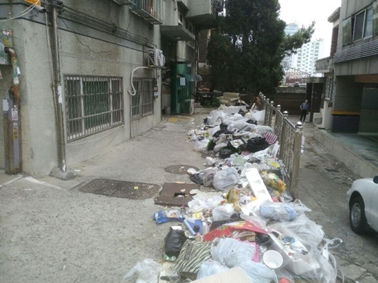 인천 남구 도화동의 한 주택가에 쓰레기가 방치돼 있다. (사진=정의당 인천 남구 구의원 가선거구 조우진 후보 선거사무소 제공)