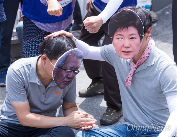  민주노총, 전교조 조합원 등이 7일 오후 경기도 성남 양승태 전 대법원장 자택 앞에서 양 전대법관 사법거래 규탄 기자회견을 열고 박근혜 전 대통령과 사법 거래장면을 퍼포먼스로 보여주고 있다.