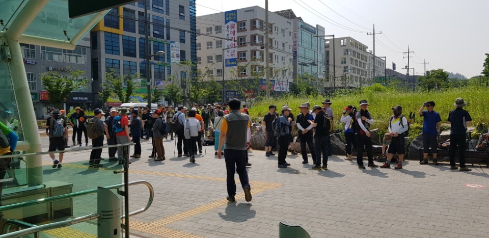 휴일 청계산입구역 풍경 청계산 등산객 모임 장소: 청계산입구역 2번출구