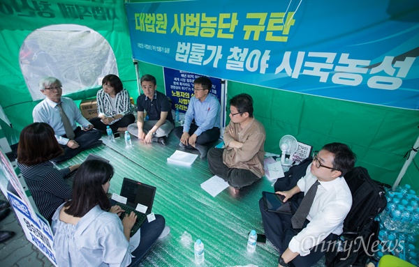  7일 오전 서울 서초구 대법원 동문 앞에 설치된 양승태 전 대법관의 사법거래 규탄 법률가 시국 농성장에서 법률가들이 원인과 해법에 대해 좌담을 하고 있다. 