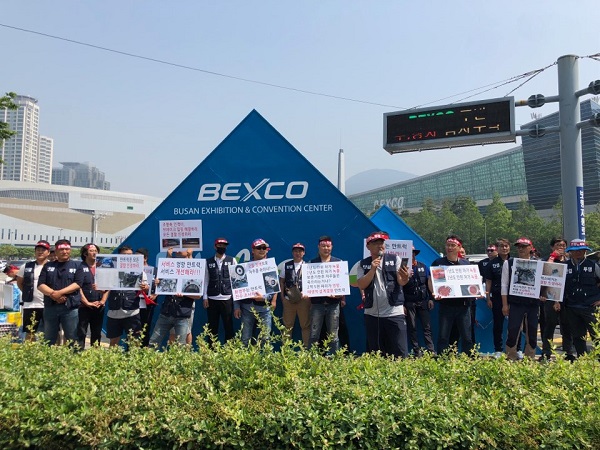 만트럭버스코리아 차량 운전자들이 7일 차량 결함 인정을 요구하며 '2018 부산 국제모터쇼' 행사장 앞에서 시위를 벌였다.