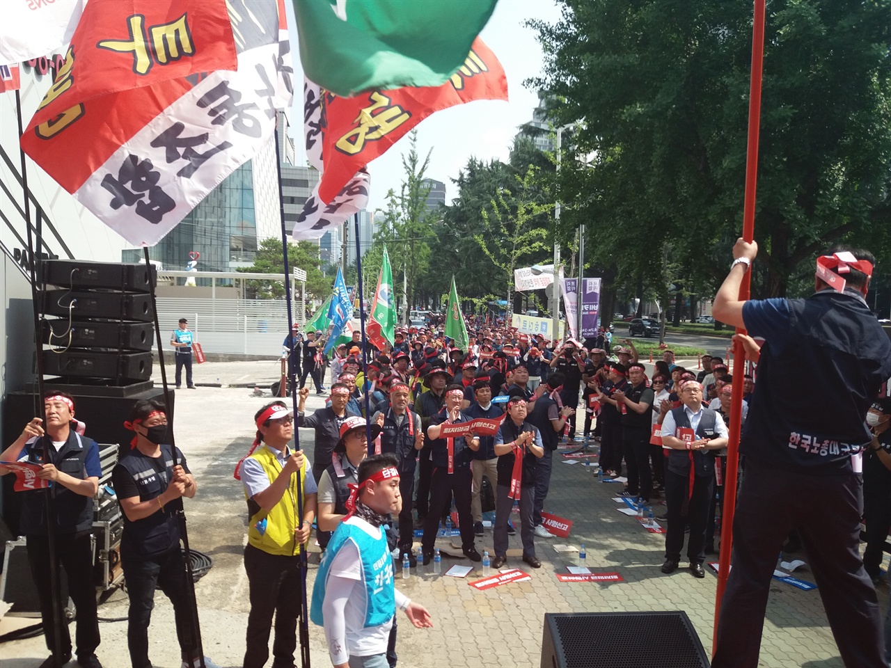   행사에 앞서 참가 노동단체들이 깃발을 흔들어 단결을 다짐하고 있다.