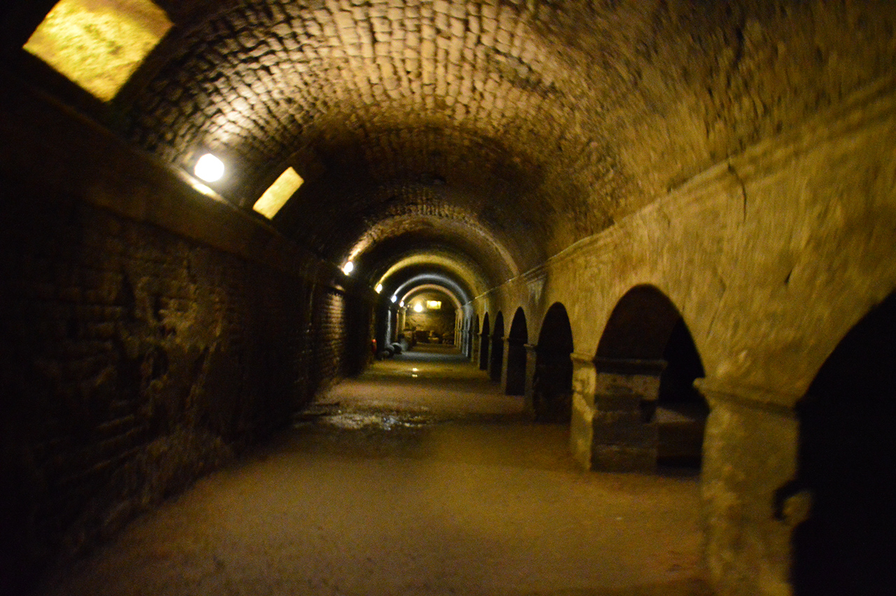 로마시대의 비밀 지하통로가 어둠 속에서 끝도 없이 이어진다.