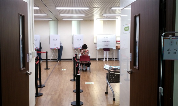 창원 상남동주민센터에 마련된 지방선거 사전투표소에서 8일 아침부터 많은 유권자들이 투표를 하고 있다.