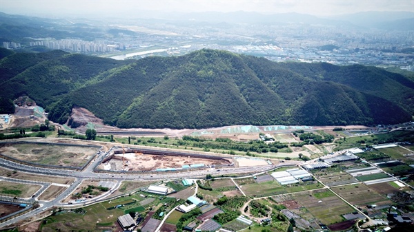  동화천을 경계로 우안은 대규모 택지개발이 이루어지고 있고, 좌안은 대구4차순환선이라는 대규모 도로사업이 이루어지면서 산과 강을 연결시켜주는 핵심 생태거점마저 망가지고 있다.