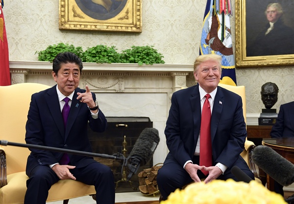 (워싱턴 AP=연합뉴스) 도널드 트럼프 미국 대통령(오른쪽)이 7일(현지시간) 백악관 집무실에서 아베 신조 일본 총리를 만나고 있다. 