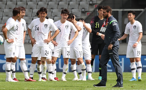 이야기 나누는 정우영-손흥민 2018 러시아월드컵에 출전하는 축구대표팀 정우영(왼쪽)과 손흥민(오른쪽)이 7일 오후(현지시간) 오스트리아 인스부르크 티볼리 스타디움에서 열린 볼리비아와의 평가전을 0-0 무승부로 마친 뒤 이야기를 나누고 있다.