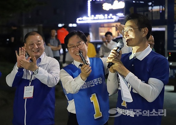  7일 오후 8시 제주시 외도부영2차아파트 인근 공원에서 박범계 더불어민주당 수석대변인이 휴대폰 플래시로 문대림 제주도지사 후보를 비춰주고 있다. 