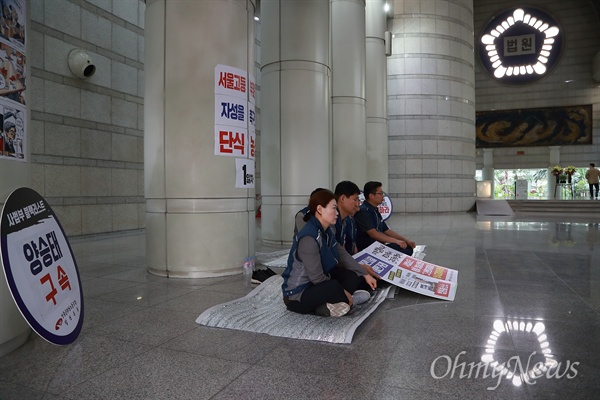 "이게 법원이냐. 부끄러워서 근무 못하겠다" 전국공무원노조 법원본부(법원노조, 박정열 지부장) 조합원들이 8일 오전 서초동 서울중앙지법 로비에서 사법농단 형사조치에 반대하는 고위 법관들에 항의하며 단식농성에 돌입했다.