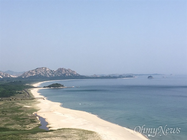  강원도 고성군 통일전망대에서 바라 본 북녘. 