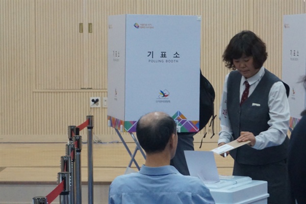 8일 종로장애인복지관에 설치된 사전투표소에서 교복을 입은 한 시민이 투표를 마쳤다.