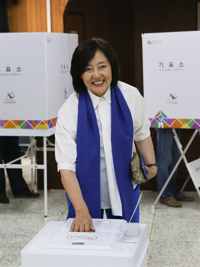 박영선 국회의원이 8일 창녕군청에서 사전투표했다.