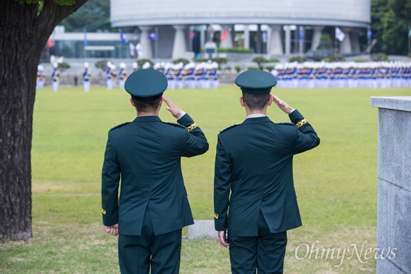 2018년 6월 8일 오후 서울 노원구 육군사관학교 연병장에서 열린 독립군과 광복군의 전신인 신흥무관학교의 107주년 기념식에서 장교 두명이 국기에 대한 경례를 하고 있다. 