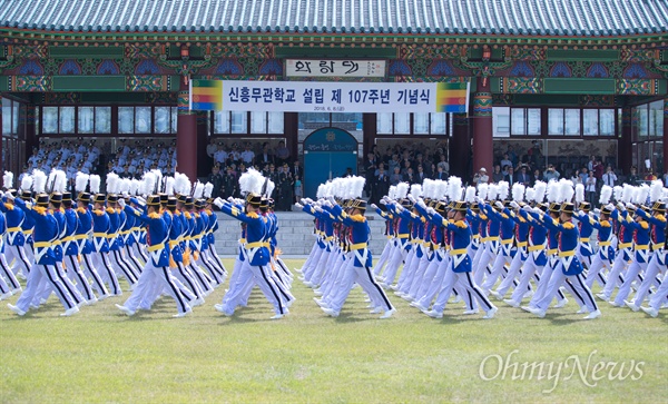  2018년 6월 8일 오후 서울 노원구 육군사관학교 연병장에서 열린 독립군과 광복군의 전신인 신흥무관학교의 107주년 기념식에서 육사 생도들이 분열을 하고 있다.