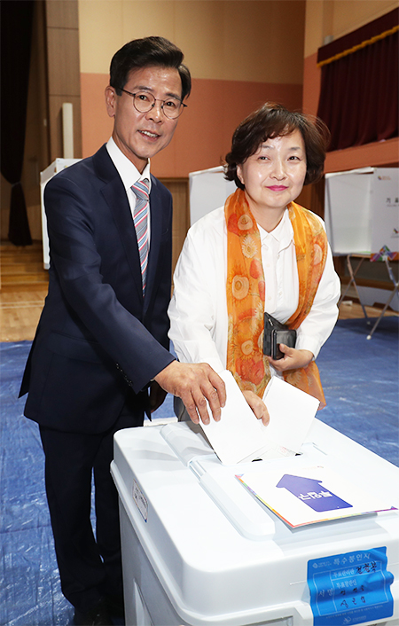 8일 김한근 자유한국당 강릉시장 후보 부부가 사전투표를 하고있다.