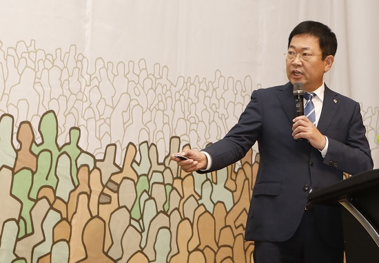 더불어민주당 박남춘 인천시장 후보가 8일 아침 열린 새얼아침대화에서 정견과 공약을 밝히고 있다. 